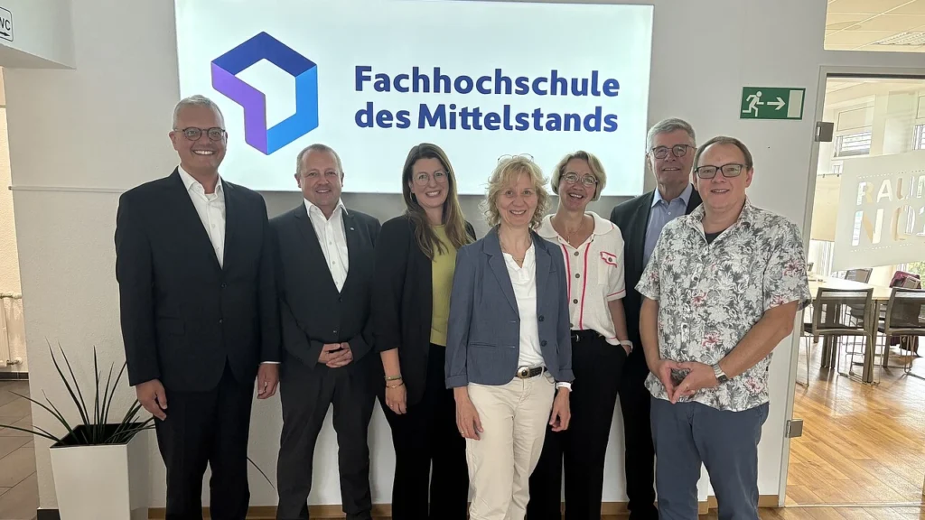 Ein Gruppenfoto der Beteiligten beim Treffen in den Räumen der FHM in Bielefeld