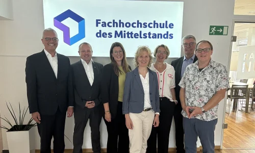 Ein Gruppenfoto der Beteiligten beim Treffen in den Räumen der FHM in Bielefeld